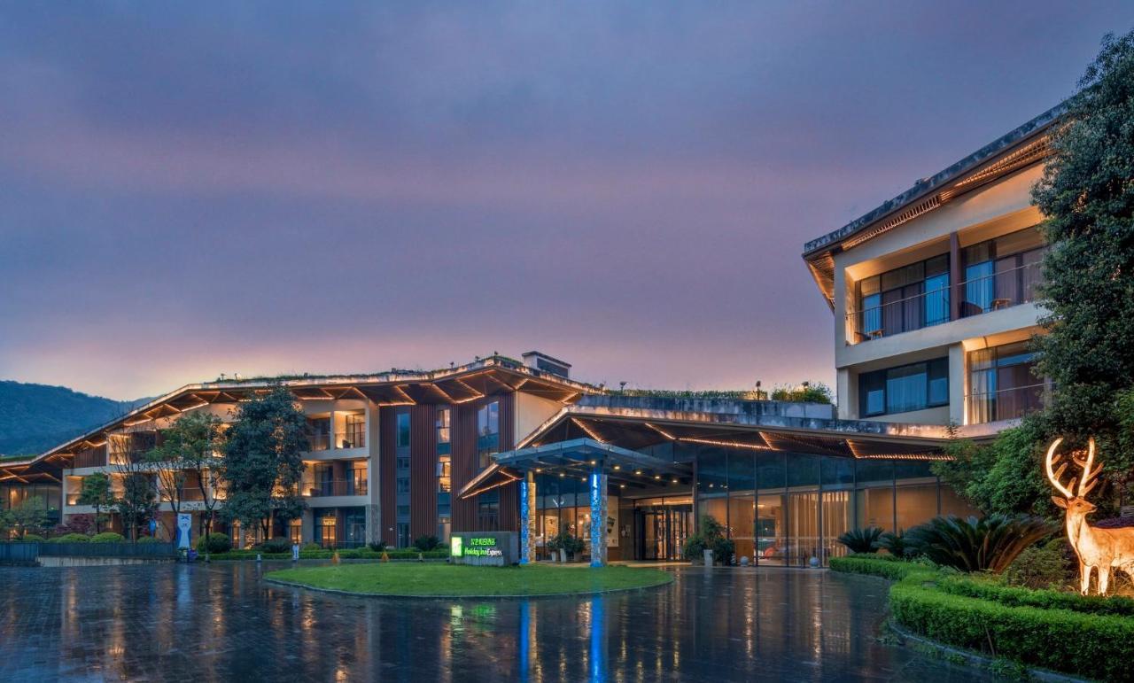Holiday Inn Express Emei Mountain By Ihg Emeishan Exterior foto