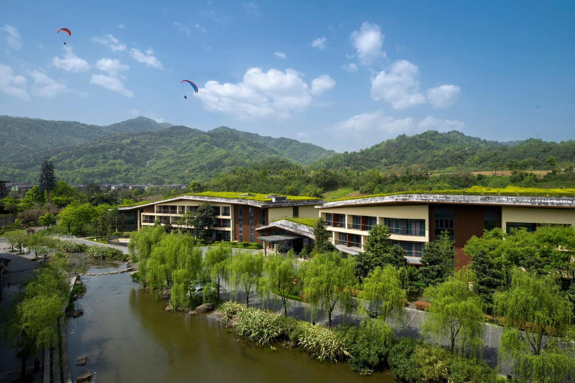 Holiday Inn Express Emei Mountain By Ihg Emeishan Exterior foto